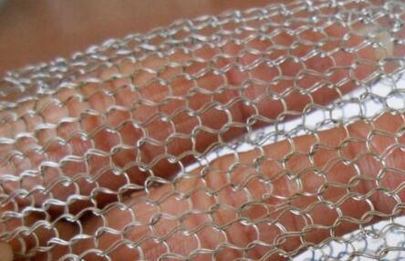Edelstahl-Strickdrahtgewebe mit multifunktionalen Anwendungen, einschließlich Demister-Pads zur Gas-Flüssigkeits-Trennung und als Katalysatorträger