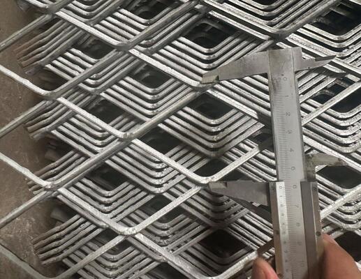 Diamantlöcherform Erweitertes Metallnetz 0,5-6,0 mm Dicke Flachfläche zur Dekoration