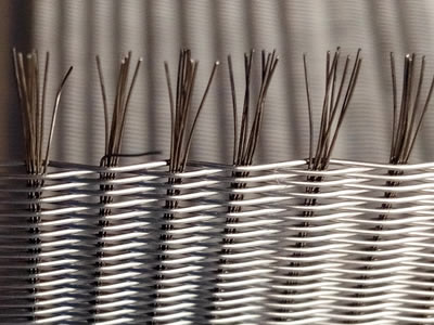 Dieses Stück der steifen Masche wird durch Biegungsdrähte im Einschlagfaden und sieben Edelstahldrähte in der Verzerrung verfasst.
